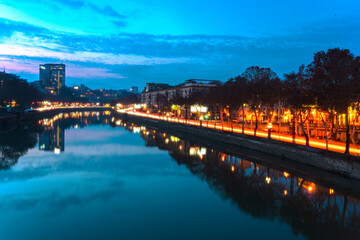 Obraz premium Lake and cityscape