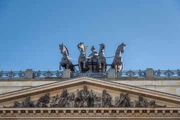 Obraz premium Quadriga Sculpture on top of Brunswick Residence Palace - Braunschweig, Lower Saxony, Germany.