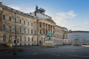 Obraz premium Brunswick Residence Palace with Quadriga and Equestrian Statues at Schlossplatz (Palace Square) - Braunschweig, Lower Saxony, Germany