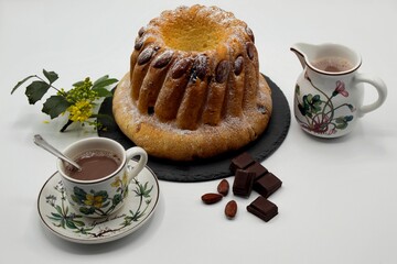 Kouglof gateau traditionnel alsacien accompagné de son chocolat chaud