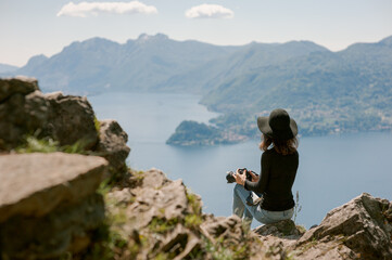 Fotografin sitzend auf einem Berg mit Blick &uuml;ber italienischen See