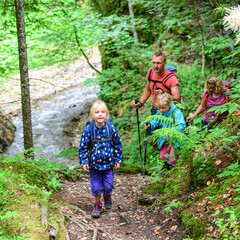 Naklejka na ściany i meble Bergtour mit den Kindern in den Allgäuer Alpen nahe Gerstruben bei Oberstdorf 