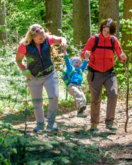 Spaß und Lebensfreude bei einer Wanderung mit Familie und Freunden