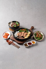 Korean food dishes 소 내장 구이 Grilled beef intestines