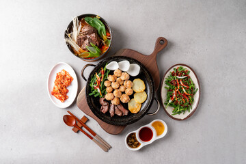 Fototapeta na wymiar Korean food dishes 소 내장 구이 Grilled beef intestines