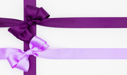 N&oelig;ud de ruban de satin pour paquet cadeau de couleur violet, isol&eacute; sur du fond blanc. Arri&egrave;re-plan avec n&oelig;ud en ruban sur fond blanc.	