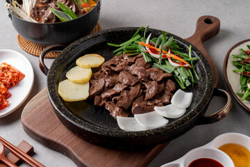 Korean food dishes 소 내장 구이 Grilled beef intestines