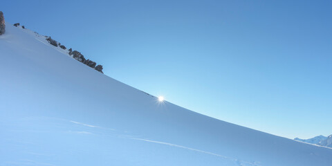 Panorama der aufgehenden Sonne über einem Schneefeld