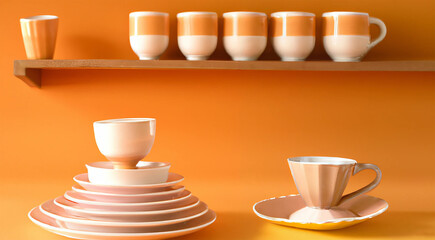 illustrazione creata con intelligenza artificiale di ceramiche sui toni dell' arancione, piatti, tazze, fondine , luci di studio, ordine gradevole