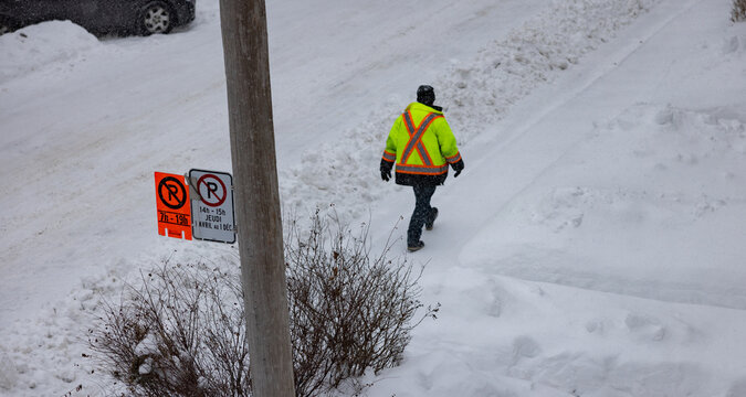 Ouvreur pour d&eacute;neigement, dossard jaune, jour, horizontal