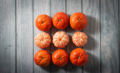 Composition with peeled mandarins and not.