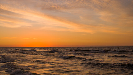 Spokojne morze bałtyckie w Stegnie po zachodzie słońca - obrazy, fototapety, plakaty