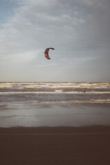 Kitesurf nelle acque invernali del Mare Adriatico nei pressi di Rimini, Italia