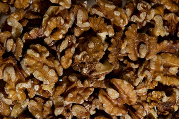 nueces rotos con más nueces como fondo.