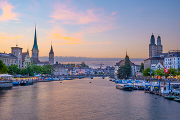 Obraz premium Scenic panoramic view of historic Zürich city center with famous Fraumünster and Grossmünster Church and river Limmat at Lake Zurich on a beautiful sunny day with blue sky in summer, Switzerland