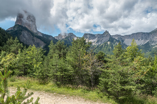 Mont Aiguille depuis le Col des Pellas ,Paysage du massif du Vercors en &eacute;t&eacute;  , Is&egrave;re .