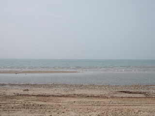 Spiaggia deserta di Rimini durante una giornata invernale con mare agitato