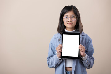 Obraz premium portrait of Mexican young girl holding woman showing message on tablet