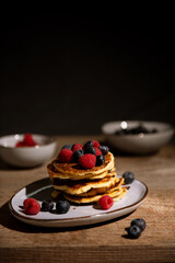 kleine Pfannkuchen mit Himbeeren