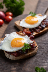 Spiegelei auf Toast