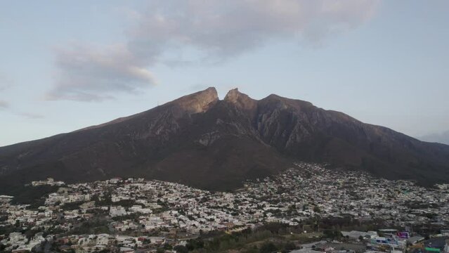 Vuelo de Dron sobre la ciudad de Monterrey Nuevo Leon de paisaje el cerro de la silla