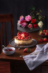 K&auml;sekuchen mit Erdbeeren und Schokocrunch