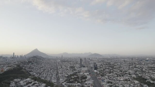Vuelo de Dron sobre la ciudad de Monterrey Nuevo Leon de paisaje el cerro de la silla