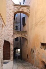Fototapeta na wymiar Archway in a old narrow alley in Spello, Umbria Italy