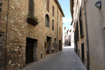 Fototapeta na wymiar Old narrow alley in Spello, Umbria Italy