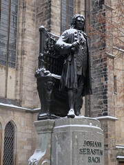 Denkmal Johann Sebastian Bachs auf dem Thomaskirchhof im Winter. Leipzig, Sachsen, Deutschland
