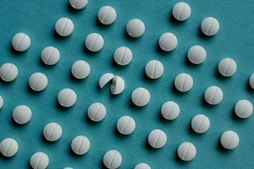Photo sur Plexiglas K2 Tabletten auf blauem Hintergrund. Pille, Medikament. 