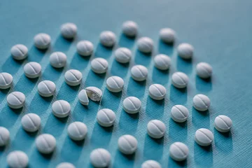 Crédence de cuisine en verre imprimé K2 Tabletten auf blauem Hintergrund. Pille, Medikament. 