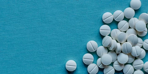Fototapete K2 Tabletten auf blauem Hintergrund. Pille, Medikament. 