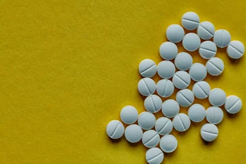 Fototapete K2 Tabletten auf blauem Hintergrund. Pille, Medikament. 