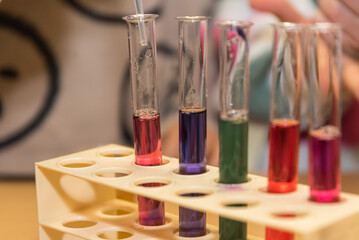 Chemielabor Schule - Farbstoff bei Säure und Basen