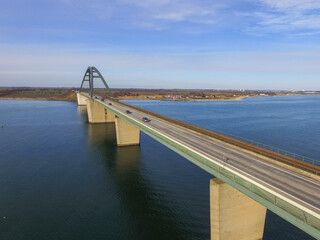 Obraz premium Fehmarnsundbrücke von Fehmarn Luftaufnahme von oben Straßen- und Eisenbahnbrücke Ostsee Festland bei Großenbrode Fährhafen Puttgarden Fehmarnsund 