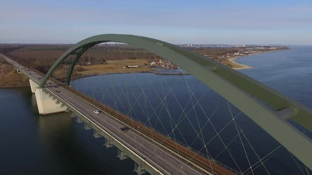 Fehmarnsundbrücke von Fehmarn Luftaufnahme von oben Straßen- und Eisenbahnbrücke  Ostsee Festland bei Großenbrode  Fährhafen Puttgarden Fehmarnsund 