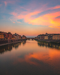 Obraz premium Rio Arno, florencia, al atardecer en verano