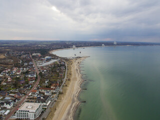 Fototapeta premium Luftaufnahme Timmendorfer Strand an der Ostseeküste von Schleswig-Holstein Meer Ostsee