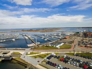 Deurstickers Heiligenhafen Hafenstadt Yachthafen an der Ostseeküste von oben / Luftaufnahme Binnensee Schleswig-Holstein © joernueding