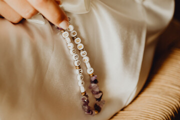 Collier de perle de les mains d'une femme
