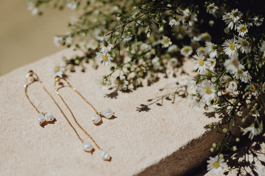 Bouquet de marguerites et bijoux de la future &eacute;pouse