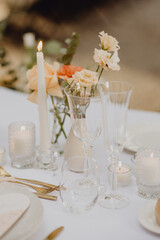 Table de mariage décorée de fleurs et de bougies