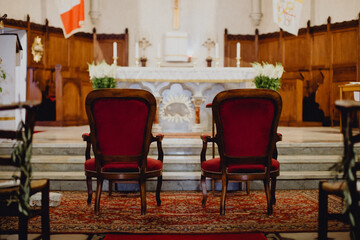 Fototapeta na wymiar Les fauteuils des futurs époux pour la cérémonie religieuse