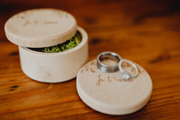 Les alliances des futurs époux et leur boîte en bois