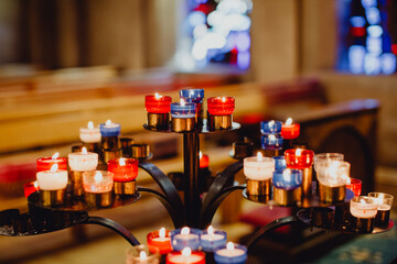 Cierges allumés dans l'église
