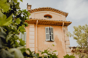 Fototapeta na wymiar Domaine provençal dans les vignes