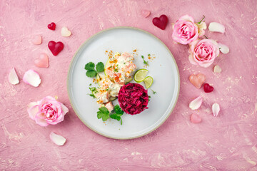 Traditionell gedämpfter und gewürfelter Lachsfilet Salat auf Apfel Scheiben mit Rote Bete Relish serviert als Draufsicht auf einem Nordic Design Teller - obrazy, fototapety, plakaty