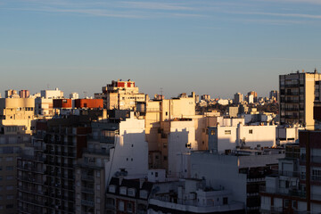 atardecer sobre una ciudad con muchos edificios