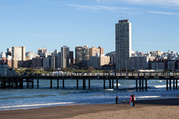 puente en una ciudad sobre la playa y el mar